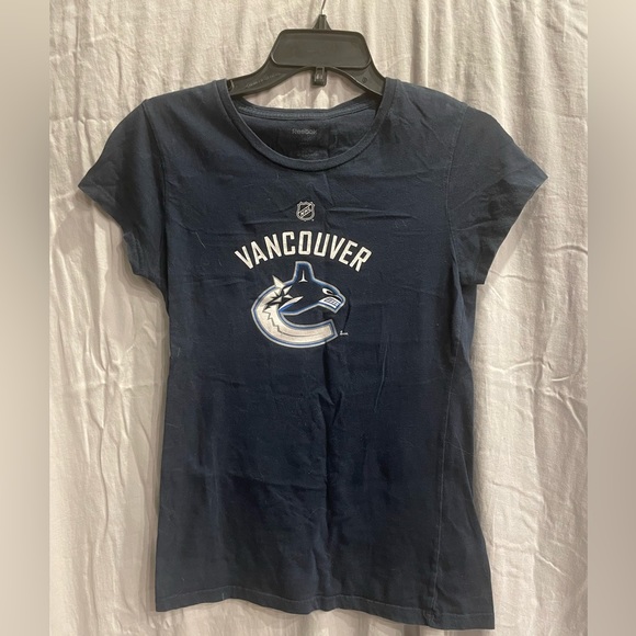 Women’s large reebok Vancouver Canucks tee shirt - Picture 1 of 3